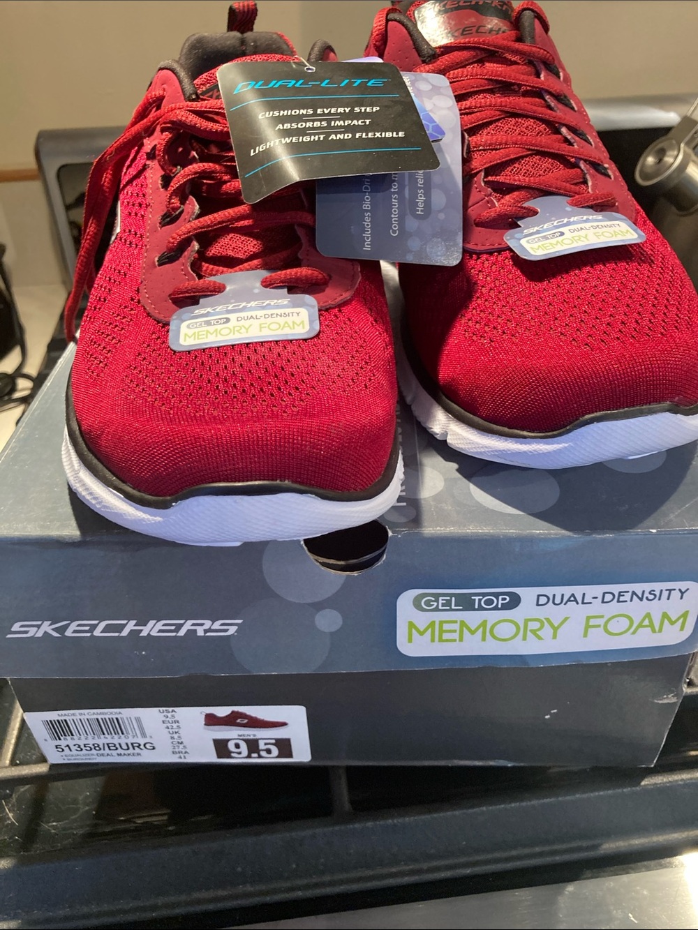 Skechers Men’s 9.5 Athletic Sneakers in Burgundy with White Soles New